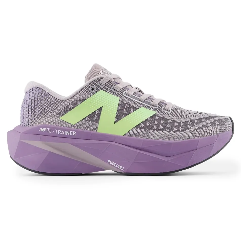 Tênis New Balance Fuelcell Supercomp Trainer V3 Cinza Feminino em ângulo frontal, com detalhes em roxo claro e verde, sobre fundo branco